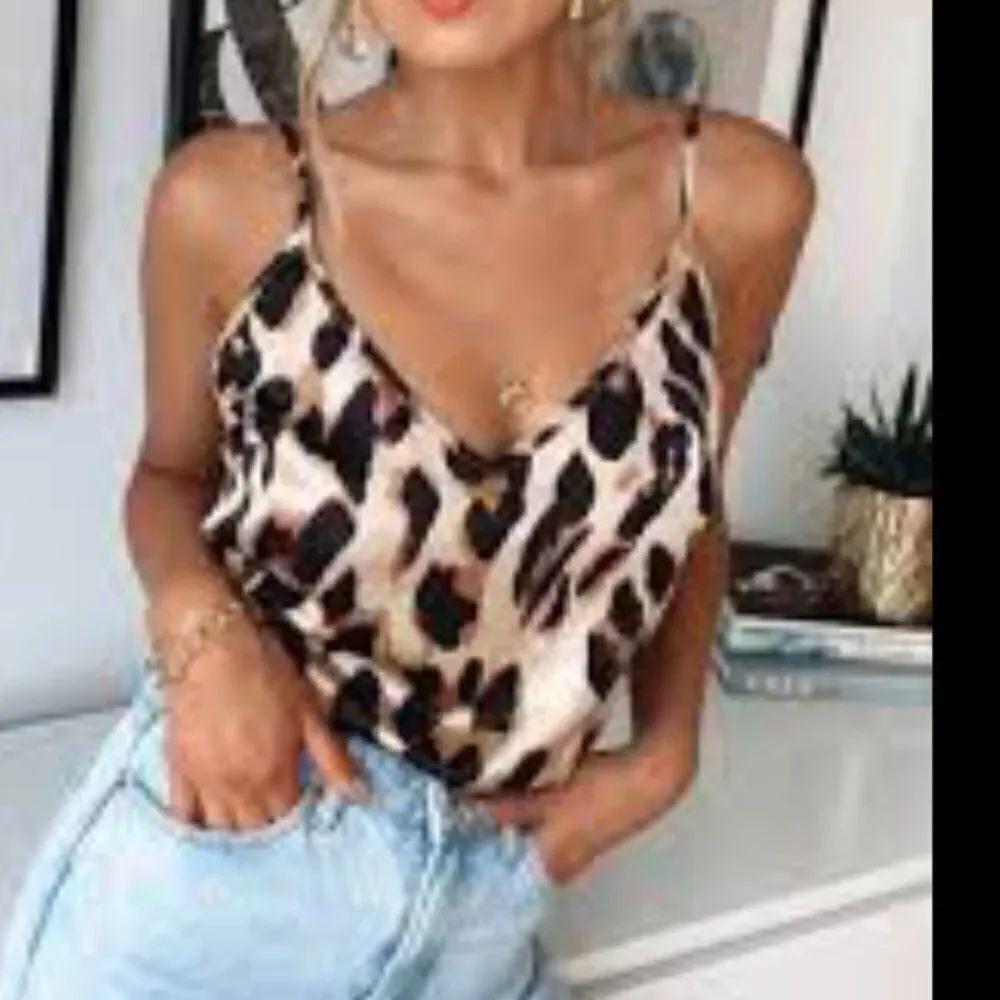 Zaful nwot satin v neck leopard crop top small.